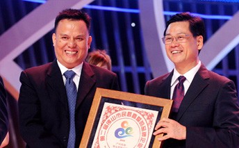 鳳鋁鋁業(yè)被評爲(wèi)“市民最喜愛的品牌企業(yè)”、“廣彿同城至愛彿山品牌”